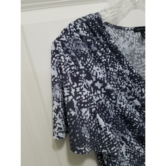 Daisy Fuentes Sz L Short Sleeve Twisted Front BOHO Gray V-NECK Women Top - Picture 10 of 12